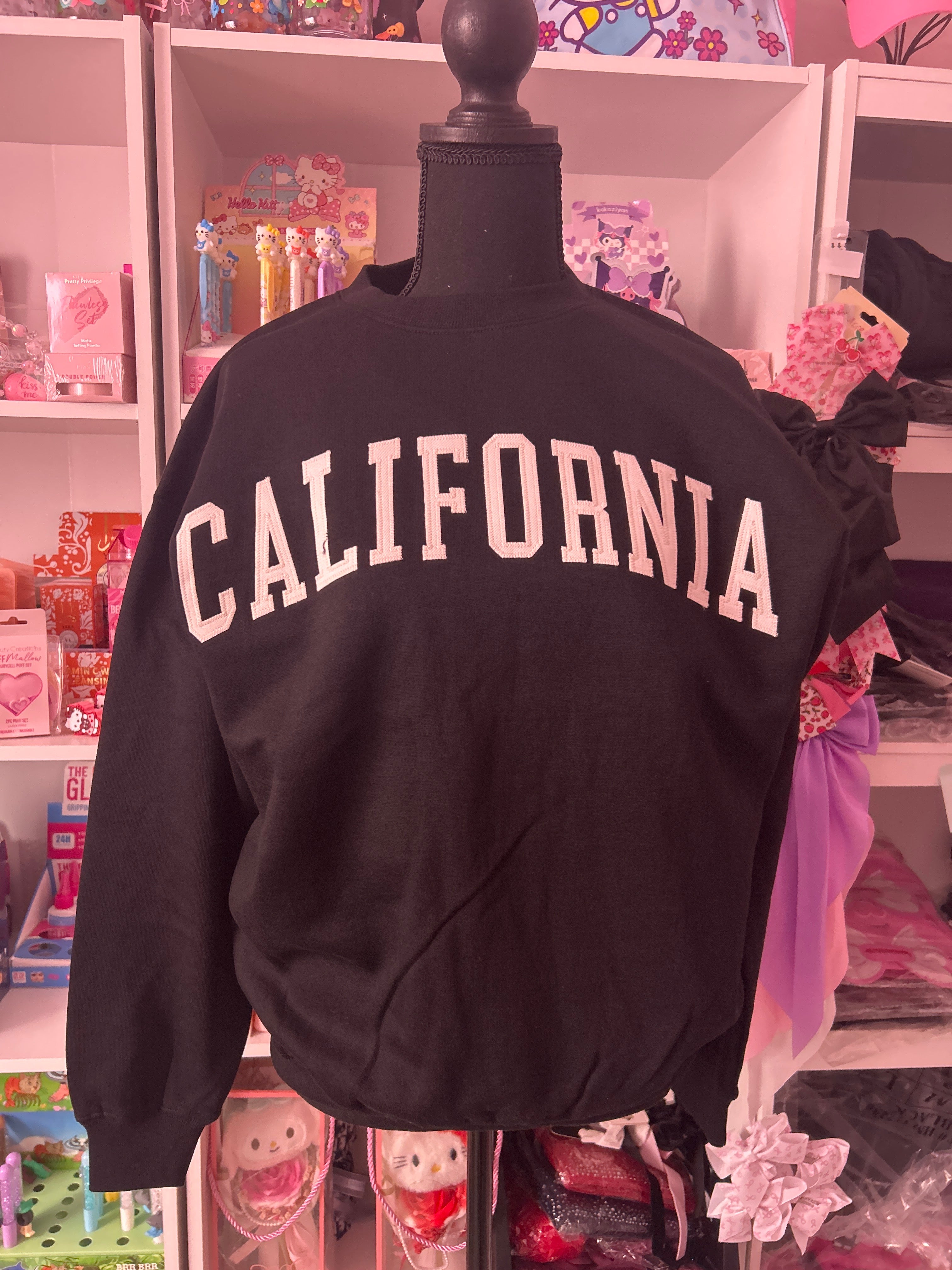 Black crewneck California sweater size SMALL￼